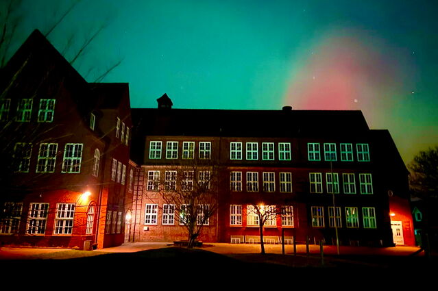 Die Rüm-Hart-Schule im Licht der Polarlichter